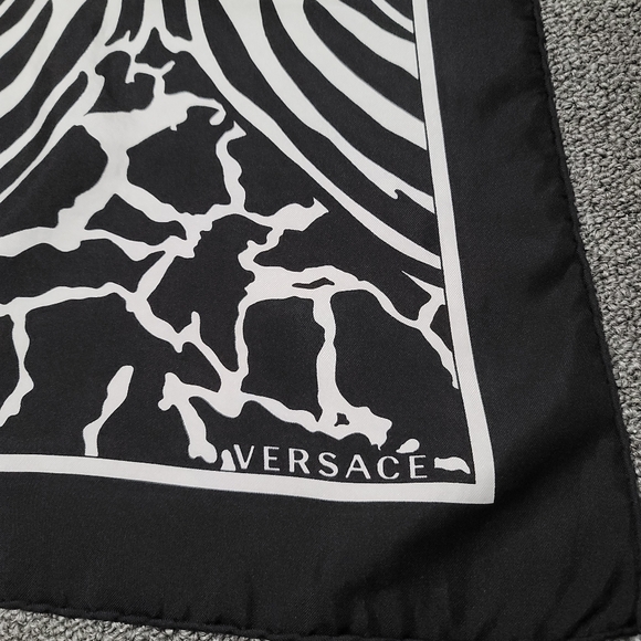 Versace silk scarf - Picture 2 of 7